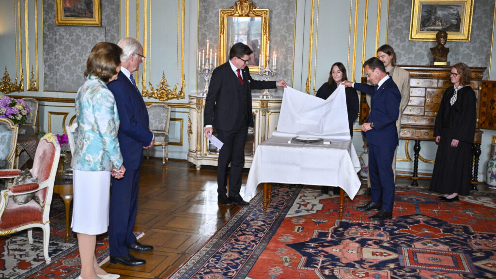 STOCKHOLM, SVERIGE 20260611
Riksdagens talman Andreas Norlén och statsminister Ulf Kristersson överlämnar en gåva från riksdag och regering, en ljusstake formgiven av Monica Förster Design Studio. Monica Förster och Harald Sundberg från Monica Förster Design Studio samt Karolina Liljedahl från metallföretaget SMD. Kung Carl Gustaf och drottning Silvia håller en mottagning på Stockholms slott för riksdag och regering med anledning av firandet av deras guldbröllop. Stockholm, Sverige 11 juni 2026.
Foto: Christine Olsson / TT / Kod 10430