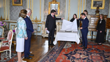 STOCKHOLM, SVERIGE 20260611
Riksdagens talman Andreas Norlén och statsminister Ulf Kristersson överlämnar en gåva från riksdag och regering, en ljusstake formgiven av Monica Förster Design Studio. Monica Förster och Harald Sundberg från Monica Förster Design Studio samt Karolina Liljedahl från metallföretaget SMD. Kung Carl Gustaf och drottning Silvia håller en mottagning på Stockholms slott för riksdag och regering med anledning av firandet av deras guldbröllop. Stockholm, Sverige 11 juni 2026.
Foto: Christine Olsson / TT / Kod 10430