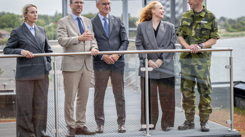 TRELLEBORG 2026-06-15
Malin Collin, vd Trelleborgs Hamn AB, Andreas Carlson, infrastruktur- och bostadsminister, Roberto Maiorana, generaldirektör Trafikverket, Elisabeth Lönne, Chief Commercial Officer Stena Line, och Johan Elofsson, brigadgeneral Försvarsmakten, vid måndagens pressträff och kontraktsignering på Waterfront i hamnen i Trelleborg gällande det nya avtalet för tågfärjetrafik mellan Sverige och Tyskland.
Foto: Johan Nilsson / TT / Kod 50090