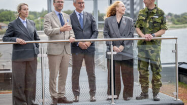 TRELLEBORG 2026-06-15 
Malin Collin, vd Trelleborgs Hamn AB, Andreas Carlson, infrastruktur- och bostadsminister, Roberto Maiorana, generaldirektör Trafikverket, Elisabeth Lönne, Chief Commercial Officer Stena Line, och Johan Elofsson, brigadgeneral Försvarsmakten, vid måndagens pressträff och kontraktsignering på Waterfront i hamnen i Trelleborg gällande det nya avtalet för tågfärjetrafik mellan Sverige och Tyskland. 
Foto: Johan Nilsson / TT / Kod 50090