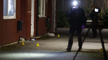 SÖDERTÄLJE SVERIGE 20260720
OBS! SYNLIGT HUSNUMMER.
Polis på plats efter en explosion utanför en bostad i stadsdelen Hovsjö i Södertälje.
Foto: Stefan Jerrevång / TT / Kod 60160