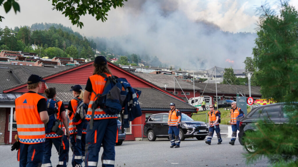 Drammen 20260717.
Sivilforsvaret på stedet etter storbrann som har spredt seg fra rekkehus ved Krokstadelva i Drammen.
Foto: Thomas Fure / NTB