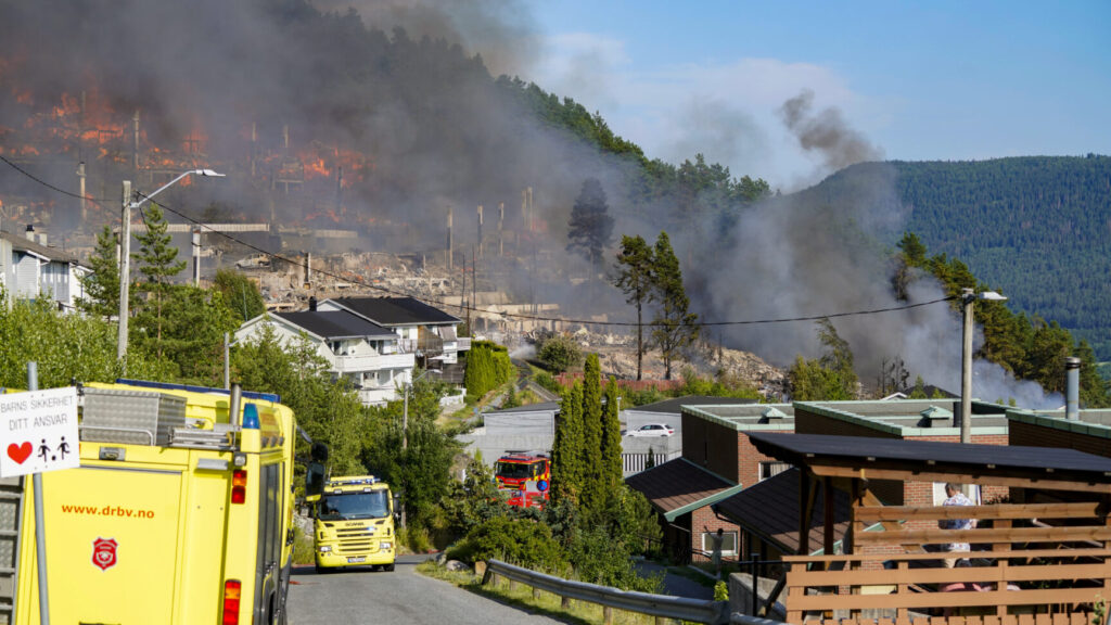 Drammen 20260717.
Storbrann som har spredt seg fra rekkehus ved Krokstadelva i Drammen.
Foto: Thomas Fure / NTB