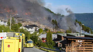 Drammen 20260717.
Storbrann som har spredt seg fra rekkehus ved Krokstadelva i Drammen.
Foto: Thomas Fure / NTB