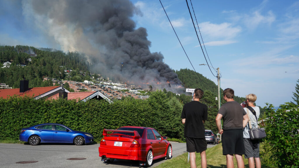 Drammen 20260717.
Storbrann som har spredt seg fra rekkehus ved Krokstadelva i Drammen.
Foto: Thomas Fure / NTB