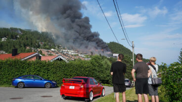Drammen 20260717.
Storbrann som har spredt seg fra rekkehus ved Krokstadelva i Drammen.
Foto: Thomas Fure / NTB
