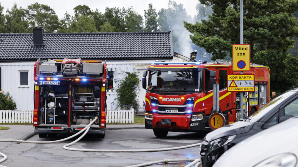 STOCKHOLM, SVERIGE 20260719
Det brinner i ett radhus i Norsborg i Botkyrka söder om Stockholm. Polisen misstänker att branden är anlagd. Ingen person har rapporterats skadad.
Foto: Terhi Ylimäinen / TT / kod 12260
***OBS Identifierbar miljö***