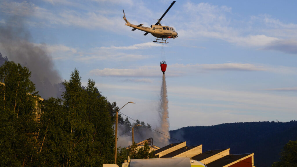 Drammen 20260717.
Storbrann som har spredt seg fra rekkehus ved Krokstadelva i Drammen.
Foto: Thomas Fure / NTB