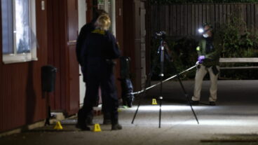 SÖDERTÄLJE SVERIGE 20260720
OBS! SYNLIGT HUSNUMMER.
Polis på plats efter en explosion utanför en bostad i stadsdelen Hovsjö i Södertälje.
Foto: Stefan Jerrevång / TT / Kod 60160