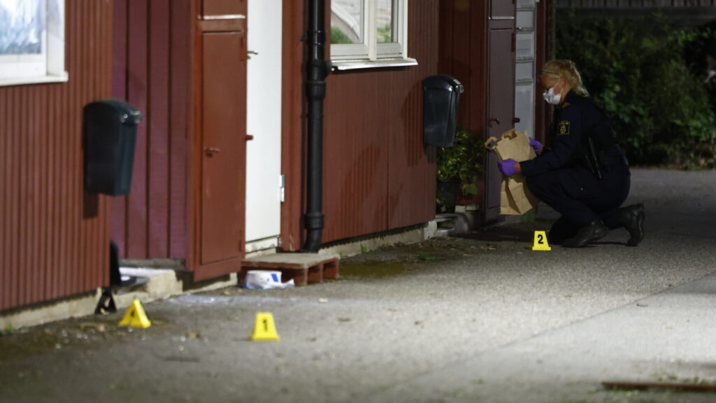 SÖDERTÄLJE SVERIGE 20260720
Polis på plats efter en explosion utanför en bostad i stadsdelen Hovsjö i Södertälje.
Foto: Stefan Jerrevång / TT / Kod 60160
