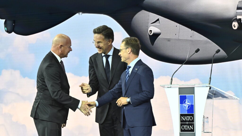 ANKARA, TURKIET 20260707
Mark Rutte, generalsekreterare för Nato, statsminister Ulf Kristersson och Saabs vd Micael Johansson under ett forum för försvarsindustri inför Nato-toppmötet i Ankara, Turkiet.
Foto: Christine Olsson / TT / Kod 10430