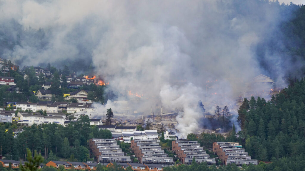 Drammen 20260717.
Storbrann som har spredt seg fra rekkehus ved Krokstadelva i Drammen.
Foto: Thomas Fure / NTB