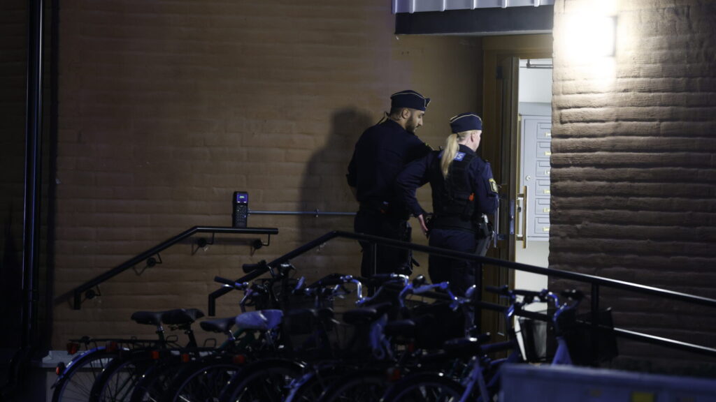 UPPSALA, SVERIGE 20260705
En stor polisinsats pågår i stadsdelen Kvarngärdet i Uppsala efter att en man i 20-årsåldern har skjutits till döds på söndagskvällen. Ett stort område är avspärrat och söks av med polishundar.
Foto: Stefan Jerrevång / TT / Kod 60160