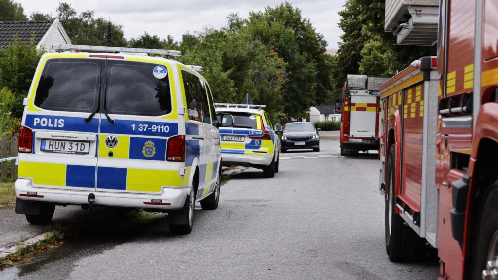 STOCKHOLM, SVERIGE 20260719
Det brinner i ett radhus i Norsborg i Botkyrka söder om Stockholm. Polisen misstänker att branden är anlagd. Ingen person har rapporterats skadad.
Foto: Terhi Ylimäinen / TT / kod 12260