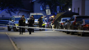 UPPSALA, SVERIGE 20260705
En stor polisinsats pågår i stadsdelen Kvarngärdet i Uppsala på söndagskvällen. Flera medier rapporterar med hänvisning till uppgifter att en person har blivit skjuten, men polisen är mycket förtegen om vad som har hänt.
Foto: Stefan Jerrevång / TT / Kod 60160