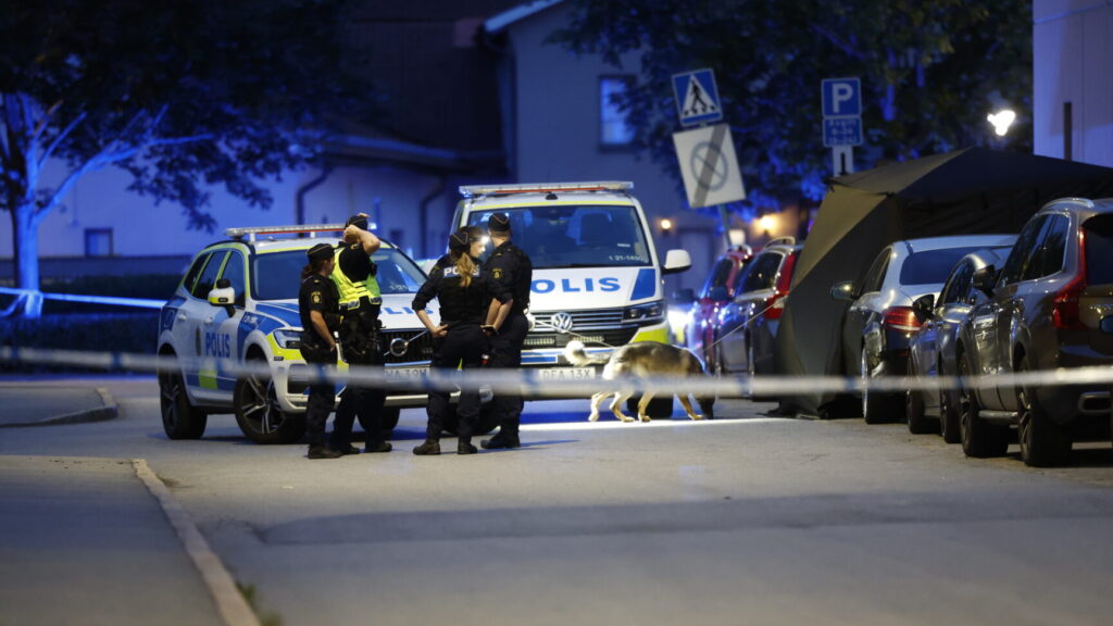 UPPSALA, SVERIGE 20260705
En stor polisinsats pågår i stadsdelen Kvarngärdet i Uppsala efter att en man i 20-årsåldern har skjutits till döds på söndagskvällen.
Foto: Stefan Jerrevång / TT / Kod 60160