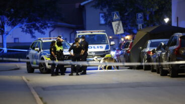 UPPSALA, SVERIGE 20260705
En stor polisinsats pågår i stadsdelen Kvarngärdet i Uppsala efter att en man i 20-årsåldern har skjutits till döds på söndagskvällen. 
Foto: Stefan Jerrevång / TT / Kod 60160