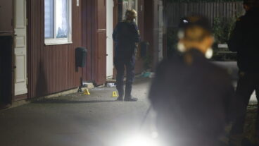 SÖDERTÄLJE SVERIGE 20260720
OBS! SYNLIGT HUSNUMMER.
Polis på plats efter en explosion utanför en bostad i stadsdelen Hovsjö i Södertälje.
Foto: Stefan Jerrevång / TT / Kod 60160