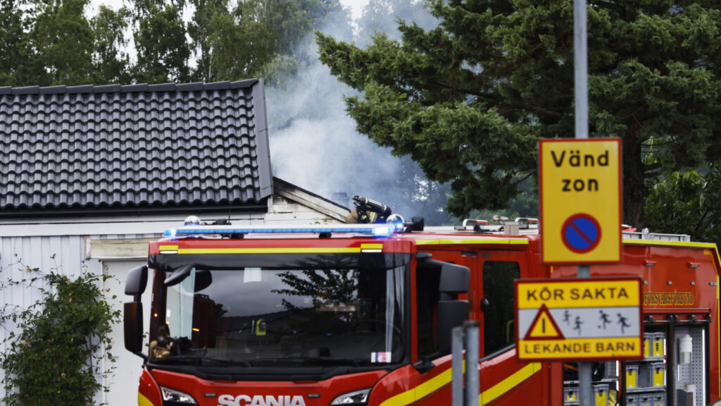 STOCKHOLM, SVERIGE 20260719
Det brinner i ett radhus i Norsborg i Botkyrka söder om Stockholm. Polisen misstänker att branden är anlagd.
Foto: Terhi Ylimäinen / TT / kod 12260