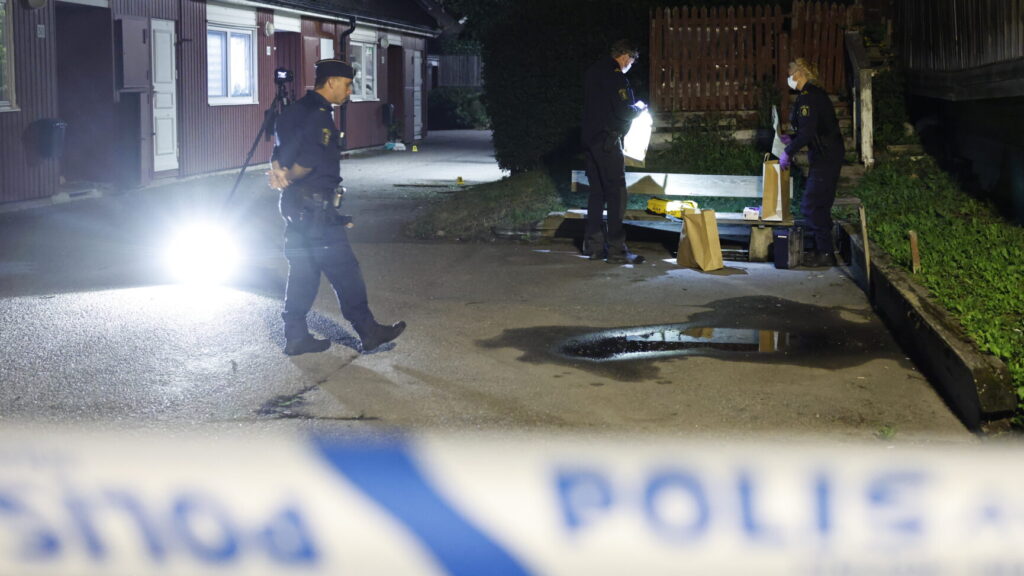 SÖDERTÄLJE SVERIGE 20260720
OBS! SYNLIGT HUSNUMMER.
Polis på plats efter en explosion utanför en bostad i stadsdelen Hovsjö i Södertälje.
Foto: Stefan Jerrevång / TT / Kod 60160