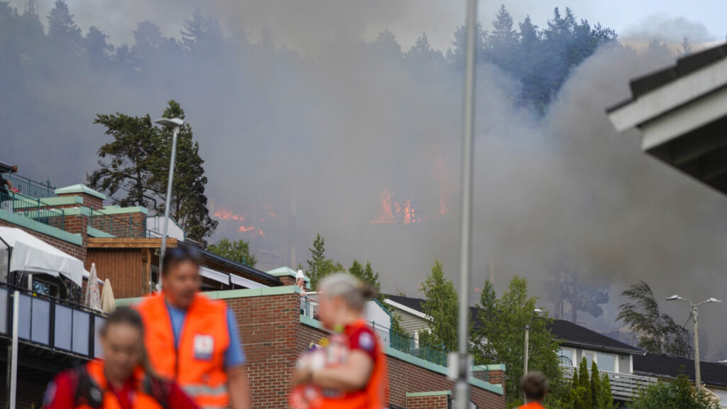 Drammen 20260717.
Storbrann som har spredt seg fra rekkehus ved Krokstadelva i Drammen.
Foto: Thomas Fure / NTB