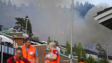 Drammen 20260717.
Storbrann som har spredt seg fra rekkehus ved Krokstadelva i Drammen.
Foto: Thomas Fure / NTB
