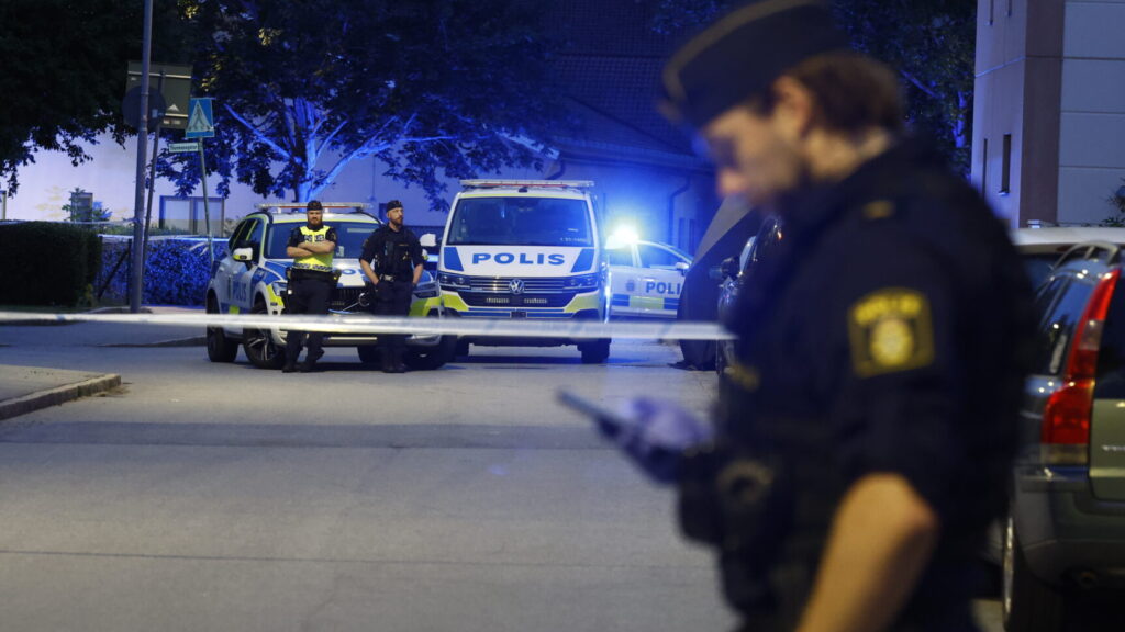 UPPSALA, SVERIGE 20260705
En stor polisinsats pågår i stadsdelen Kvarngärdet i Uppsala på söndagskvällen. Flera medier rapporterar med hänvisning till uppgifter att en person har blivit skjuten, men polisen är mycket förtegen om vad som har hänt.
Foto: Stefan Jerrevång / TT / Kod 60160