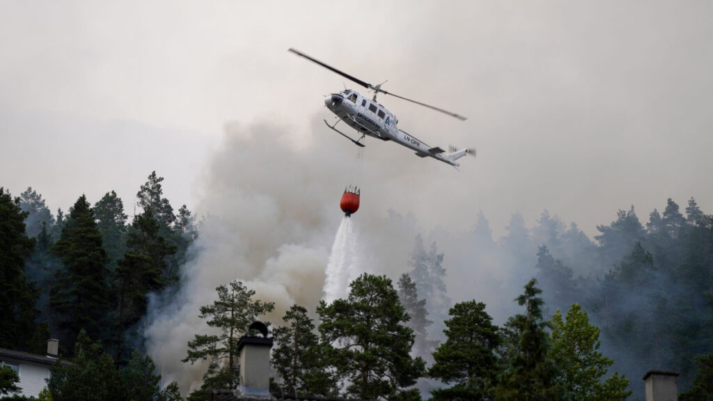 Drammen 20260717.
Storbrann som har spredt seg fra rekkehus ved Krokstadelva i Drammen.
Foto: Thomas Fure / NTB