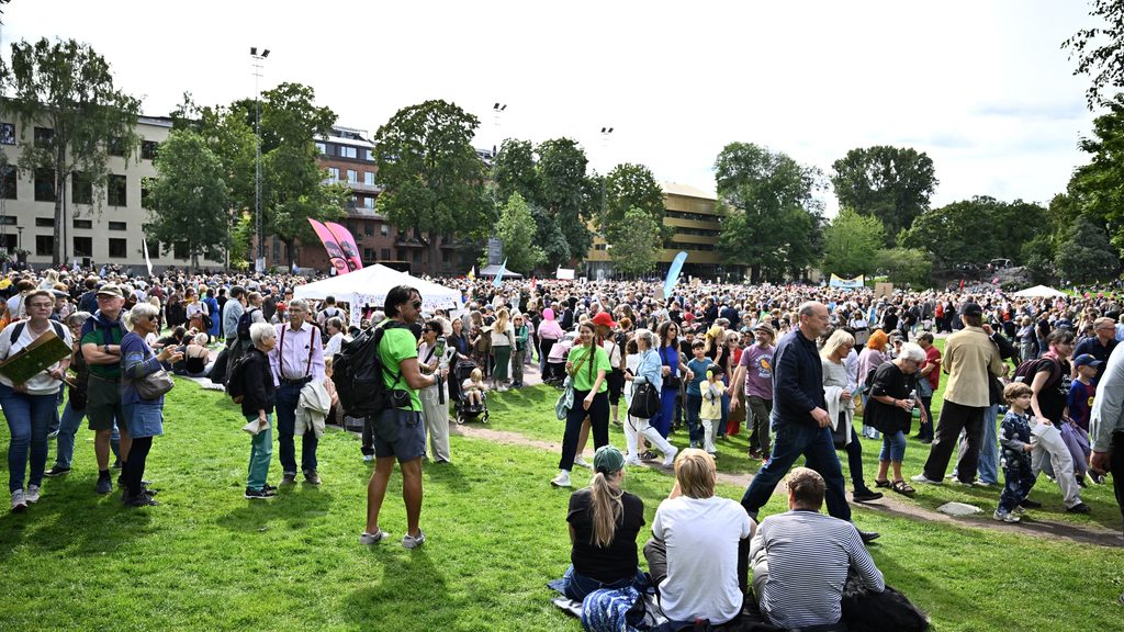 STOCKHOLM, SVERIGE 20260823
Demonstranter samlas i Vasaparken när Naturskyddsföreningen tillsammans med Rebellmammorna, Rebellpapporna och Researchers Desk anordnad en stor klimatdemonstration i Stockholm under söndagen.
Foto: Christine Olsson / TT / Kod 10430