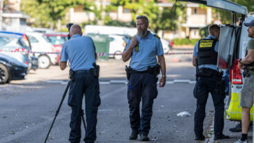 Midt- og Vestsjællands Politi på Agervang i Holbæk søndag den 9. august 2026. Midt- og Vestsjællands Politi er i øjeblikket tilstede flere steder i Holbæk efter et skyderi, hvor flere personer er ramt. Det oplyser politiet.Det er politiets formodning, at der tale om et opgør i det kriminelle miljø. Flere oplysninger senere, skriver politiet på meddelelsestjenesten Politi Update. (Foto: Steven Knap/Scanpix 2026)