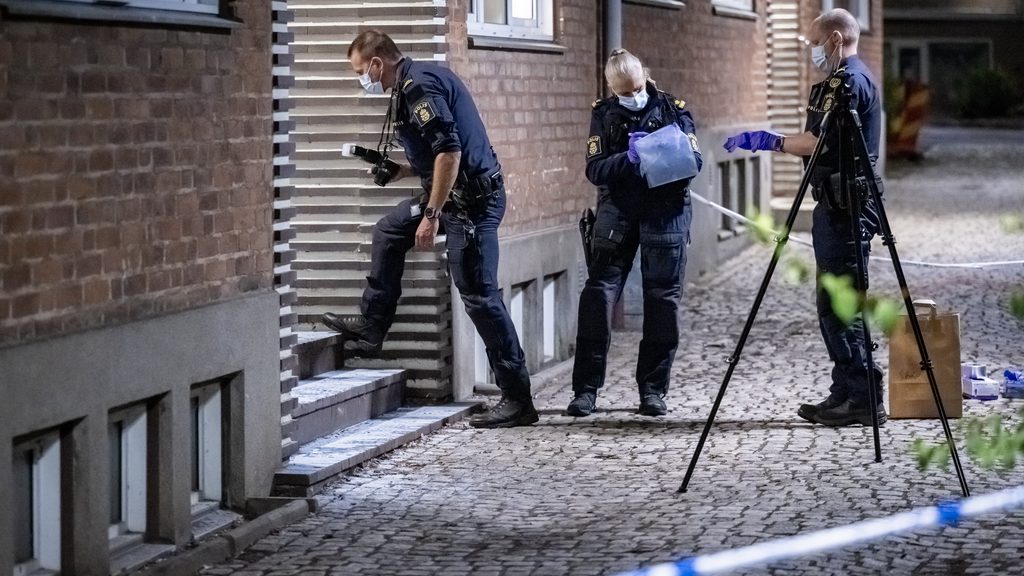 KÄVLINGE 2026-08-22
Polis och kriminaltekniker på plats vid ett flerfamiljshus vid Torget i Kävlinge på lördagskvällen efter att en brandbomb kastats in i en trappuppgång. Polisen rubricerar händelsen som försök till grov mordbrand.
Foto: Johan Nilsson / TT / Kod 50090
