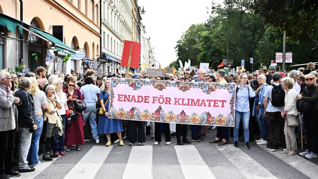 STOCKHOLM, SVERIGE 20260823
Demonstranter tågar från Vasaparken när Naturskyddsföreningen tillsammans med Rebellmammorna, Rebellpapporna och Researchers Desk anordnad en stor klimatdemonstration i Stockholm under söndagen.
Foto: Christine Olsson / TT / Kod 10430