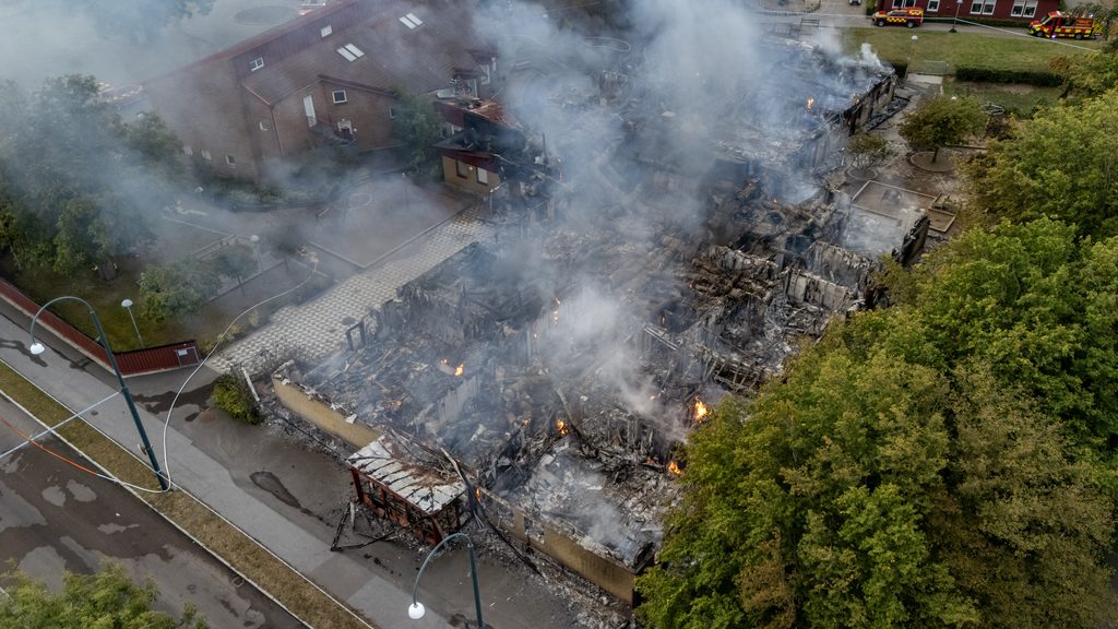 LANDSKRONA 2026-08-22
Räddningstjänsten och polis på plats vid en brand i en förskola på Kvarngatan i centrala Landskrona tidigt på lördagen.
Foto: Johan Nilsson / TT / Kod 50090