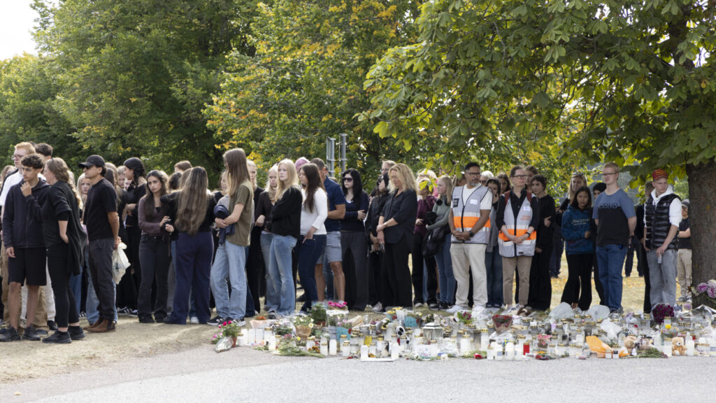 FAGERSTA 20260828
En tyst minut hålls för att hedra offren i skolatacken på Brinellskolan. Människor samlas utanför skolan.
Foto: Åke Ericson/ TT / Kod 37692