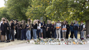 FAGERSTA 20260828
En tyst minut hålls för att hedra offren i skolatacken på Brinellskolan. Människor samlas utanför skolan.
Foto: Åke Ericson/ TT / Kod 37692