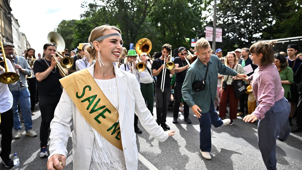 STOCKHOLM, SVERIGE 20260823
Demonstranter och klimataktivister marscherar genom centrala Stockholm när Naturskyddsföreningen tillsammans med Rebellmammorna, Rebellpapporna och Researchers Desk anordnar en stor klimatdemonstration på söndagen.
Foto: Christine Olsson / TT / Kod 10430