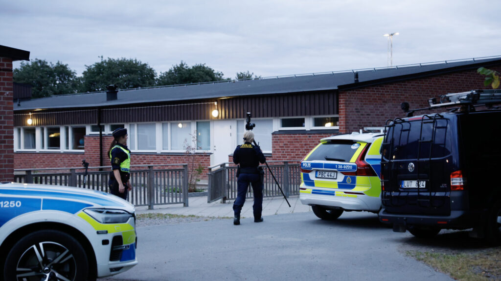 SÖDERTÄLJE, SVERIGE 20260817
Polisens kriminaltekniker på plats vid en skola i Ronna i Södertälje efter att en person skjutits på måndagskvällen. En misstänkt greps i närheten av brottsplatsen..
Foto: Magnus Grimstedt / TT / Kod 11700