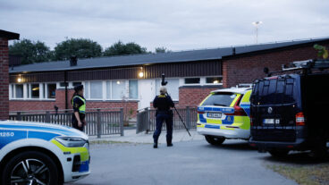 SÖDERTÄLJE, SVERIGE 20260817
Polisens kriminaltekniker på plats vid en skola i Ronna i Södertälje efter att en person skjutits på måndagskvällen. En misstänkt greps i närheten av brottsplatsen..
Foto: Magnus Grimstedt / TT / Kod 11700