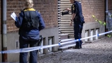 KÄVLINGE 2026-08-22
Polis och kriminaltekniker på plats vid ett flerfamiljshus vid Torget i Kävlinge på lördagskvällen efter att en brandbomb kastats in i en trappuppgång. Polisen rubricerar händelsen som försök till grov mordbrand.
Foto: Johan Nilsson / TT / Kod 50090