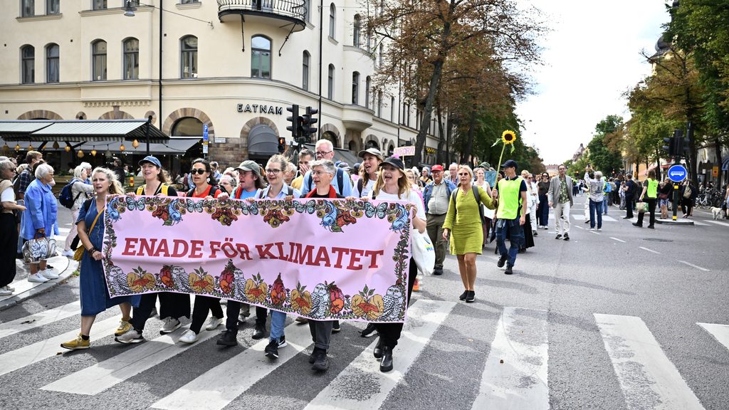 STOCKHOLM, SVERIGE 20260823
Demonstranter tågar från Vasaparken när Naturskyddsföreningen tillsammans med Rebellmammorna, Rebellpapporna och Researchers Desk anordnad en stor klimatdemonstration i Stockholm under söndagen.
Foto: Christine Olsson / TT / Kod 10430