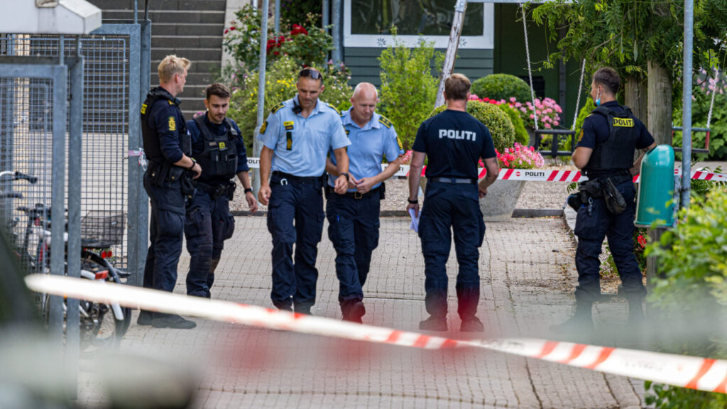 Midt- og Vestsjællands Politi på Agervang i Holbæk søndag den 9. august 2026. Midt- og Vestsjællands Politi er i øjeblikket tilstede flere steder i Holbæk efter et skyderi, hvor flere personer er ramt. Det oplyser politiet. Det er politiets formodning, at der tale om et opgør i det kriminelle miljø. Flere oplysninger senere, skriver politiet på meddelelsestjenesten Politi Update. (Foto: Steven Knap/Scanpix 2026)