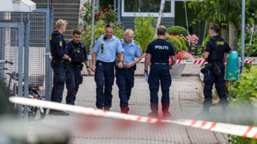 Midt- og Vestsjællands Politi på Agervang i Holbæk søndag den 9. august 2026. Midt- og Vestsjællands Politi er i øjeblikket tilstede flere steder i Holbæk efter et skyderi, hvor flere personer er ramt. Det oplyser politiet. Det er politiets formodning, at der tale om et opgør i det kriminelle miljø. Flere oplysninger senere, skriver politiet på meddelelsestjenesten Politi Update. (Foto: Steven Knap/Scanpix 2026)