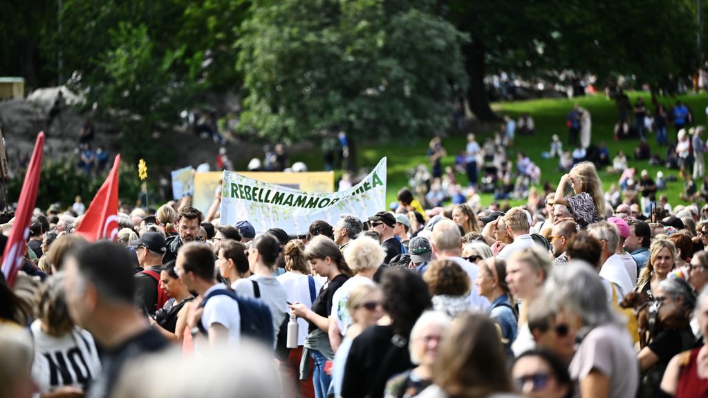 STOCKHOLM, SVERIGE 20260823
Demonstranter samlas i Vasaparken när Naturskyddsföreningen tillsammans med Rebellmammorna, Rebellpapporna och Researchers Desk anordnad en stor klimatdemonstration i Stockholm under söndagen.
Foto: Christine Olsson / TT / Kod 10430