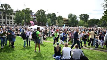 STOCKHOLM, SVERIGE 20260823
Demonstranter samlas i Vasaparken när Naturskyddsföreningen tillsammans med Rebellmammorna, Rebellpapporna och Researchers Desk anordnad en stor klimatdemonstration i Stockholm under söndagen.
Foto: Christine Olsson / TT / Kod 10430