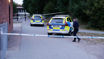 SÖDERTÄLJE, SVERIGE 20260817
Polis på plats vid en skola i Ronna i Södertälje efter att en person skjutits på måndagskvällen. En misstänkt greps i närheten av brottsplatsen..
Foto: Magnus Grimstedt / TT / Kod 11700