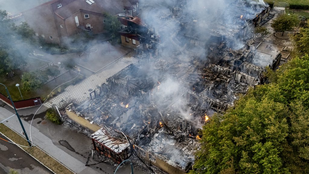 LANDSKRONA 2026-08-22
Räddningstjänsten och polis på plats vid en brand i en förskola på Kvarngatan i centrala Landskrona tidigt på lördagen.
Foto: Johan Nilsson / TT / Kod 50090