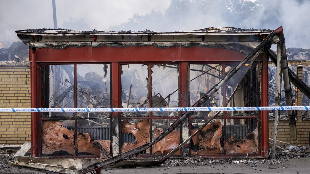 LANDSKRONA 2026-08-22
Räddningstjänsten och polis på plats vid en brand i en förskola på Kvarngatan i centrala Landskrona tidigt på lördagen.
Foto: Johan Nilsson / TT / Kod 50090