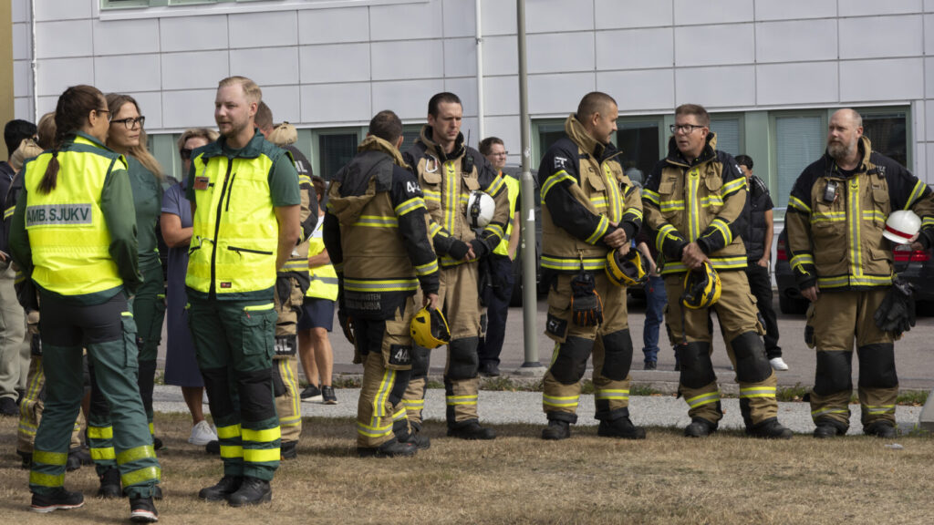 FAGERSTA 20260828
En tyst minut hålls för att hedra offren i skolatacken på Brinellskolan. Människor samlas utanför skolan.
Foto: Åke Ericson/ TT / Kod 37692