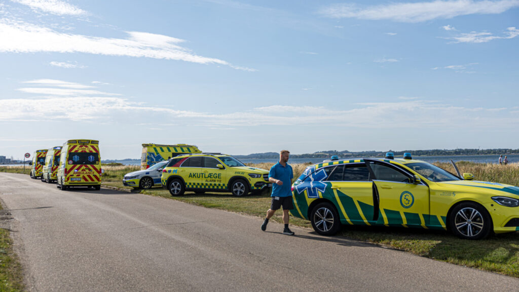 Midt- og Vestsjællands Politi og lægeambulancer på Standmøllevej i Holbæk søndag den 9. august 2026. (Foto: Steven Knap/Scanpix 2026)