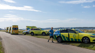 Midt- og Vestsjællands Politi og lægeambulancer på Standmøllevej i Holbæk søndag den 9. august 2026. (Foto: Steven Knap/Scanpix 2026)
